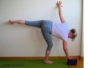 Bend the knee deeply and align the knee with your centre three toes. 